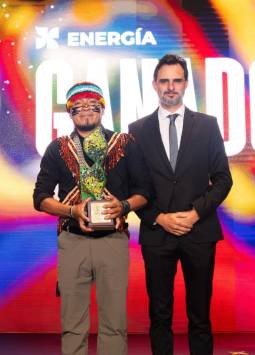 Fotografía de Nantu Canelos, representante del proyecto Kara Solar, ganador de la categoría Energía, en Premios Verdes 2026.