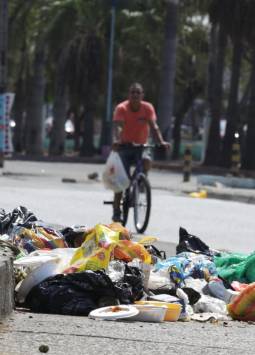 Fotografía de basura acumulada en las calles de Guayaquil.