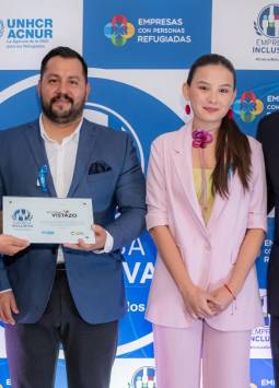 Fotografía del reconocimiento a Revista Vistazo con el Sello Empresa Inclusiva de ACNUR.