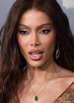 Anitta sorprendió con nuesfas fotografías que evidencian su cambio estético.