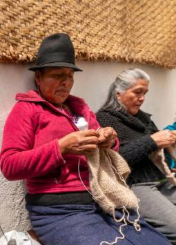 Fotografía de mujeres artesanas de prendas de ropa en la sierra ecuatoriana.