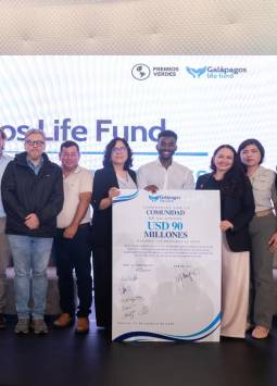 Fotografía de la firma del compromiso de financiamiento de USD 180 millones por Galápagos Life Fund.