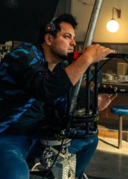 Alejo Chauvin fue nominado a los Premios Emmy por la serie 'Y Llegaron de Noche'.