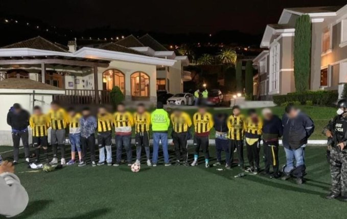 Arrestan a 20 ladrones vestidos con equipos de fútbol que intentaban robar casas en Ambato