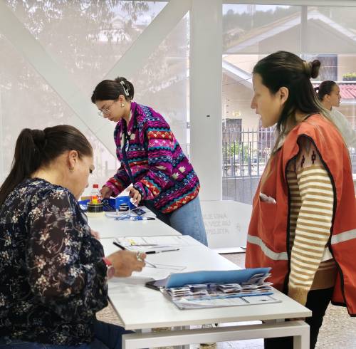 Miembros de mesa durante las Elecciones Generales 2025.