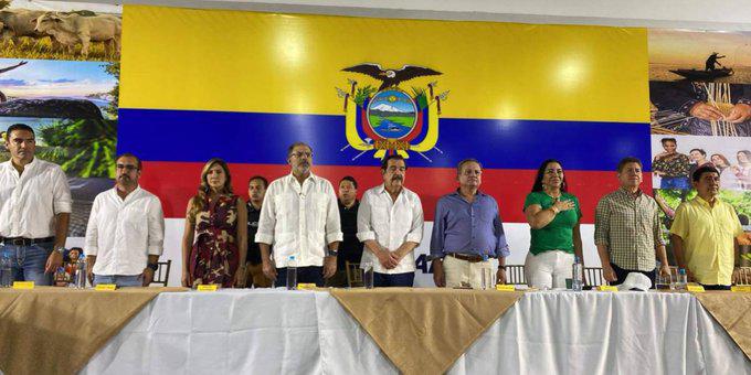 Jaime Nebot (en el centro de la foto) es presidente vitalicio del Partido Social Cristiano y lideró la convención.