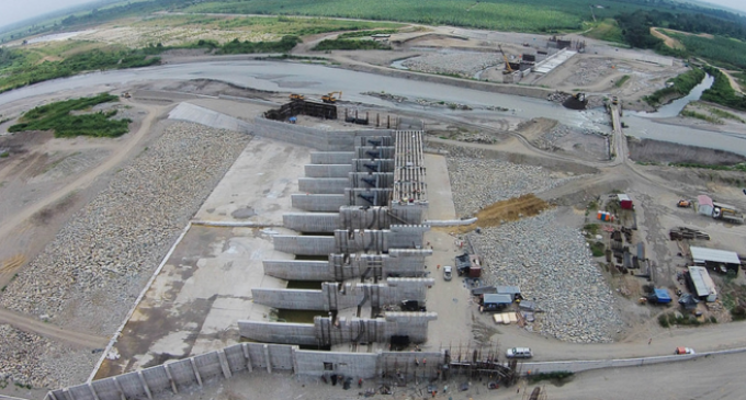 Correa inaugura proyectos de control de inundaciones