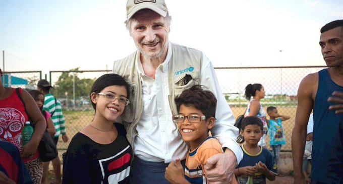 Actor Liam Neeson pide más apoyo para migrantes venezolanos