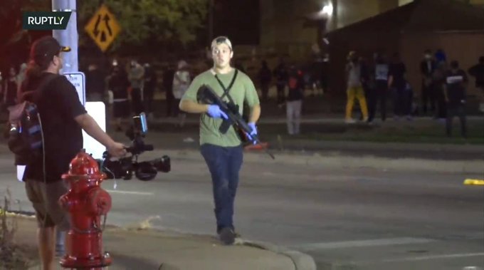 El momento en que un adolescente dispara con un rifle a los manifestantes en Wisconsin: hay dos muertos y un herido