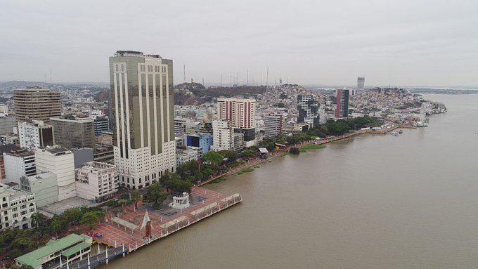 Imagen del río Guayas que incluye consigo una vista aérea de Guayaquil