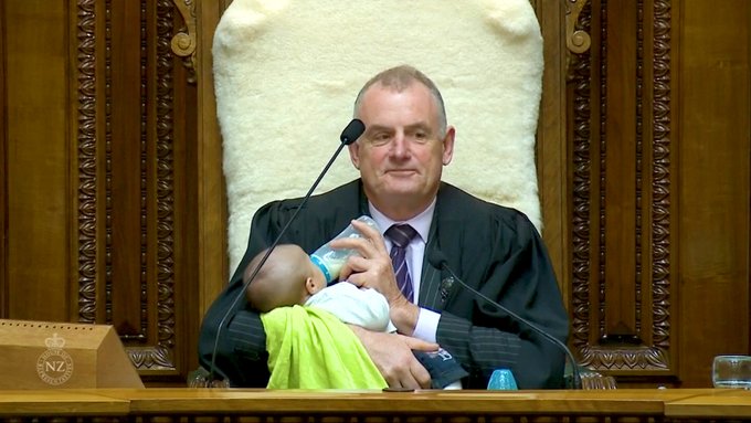 Parlamentario de Nueva Zelanda da el biberón a un bebé durante sesión