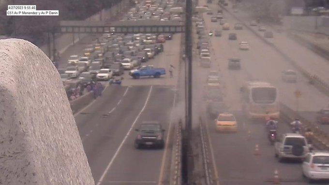 $!Tráfico colapsa en Guayaquil tras incendio en paso a desnivel de la avenida Pedro Menéndez Gilbert