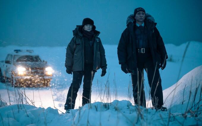 $!Jodie Foster como la detective Liz Danvers y Kali Reis interpretando a la oficial Evangeline Navarro, en un paraje gélido de Alaska.