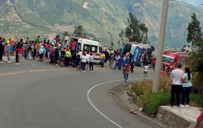 Bus se volcó en la 'curva de la muerte': hay al menos cuatro fallecidos