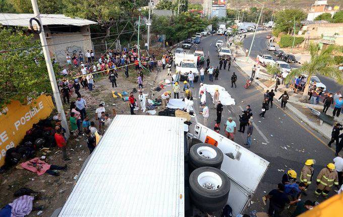 Camión lleno de migrantes se vuelca en Chiapas y deja unos 55 muertos: hay 2 ecuatorianos con pronóstico reservado