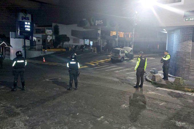 $!Atentados en Ecuador: policías secuestrados, vehículos incendiados, ataques con explosivos y fuga de presos
