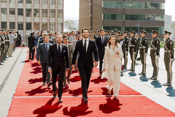 $!Niels Olsen en su entrada al Palacio Legislativo para la sesión inaugural de la nueva Asamblea.