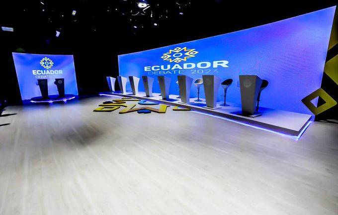 El Consejo Nacional Electoral (CNE) organiza el Debate Presidencial, el cual es transmitido en vivo en cadena nacional.