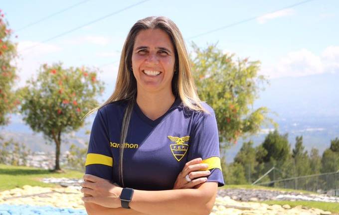Entre lágrimas asumió la nueva seleccionadora femenina de fútbol en Ecuador