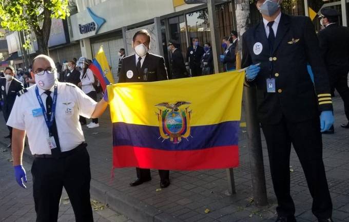 Pilotos, azafatas y otros empleados de TAME realizan plantón en contra de la liquidación de la compañía aérea