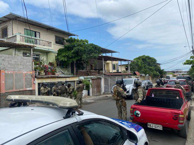 $!Casa de alias Fito fue allanada por militares y policías: así se ejecutó el operativo en Manta