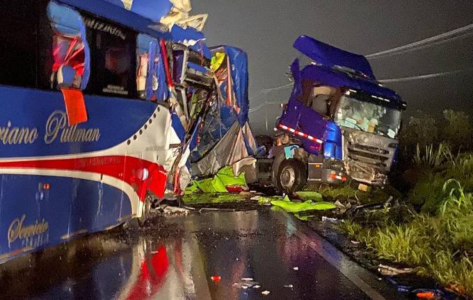 Accidente de autobús y tráiler en Ecuador deja siete muertos y 30 heridos