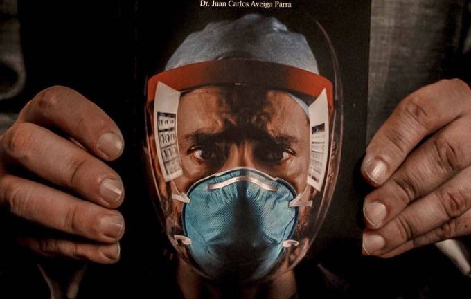 Doctor escribe un libro sobre los momentos más críticos de la pandemia en Guayaquil