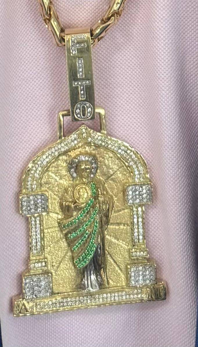 $!Cadena de oro con el nombre de Fito.