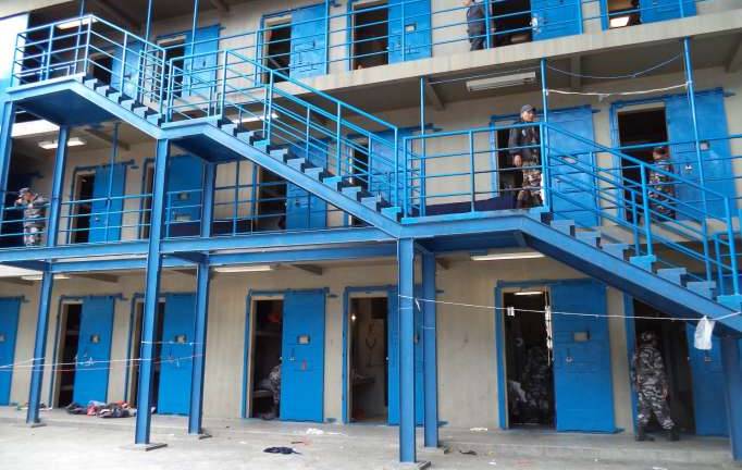 Reos entregan armas de forma voluntaria en la cárcel de Cotopaxi: ¿cuál es el mensaje?