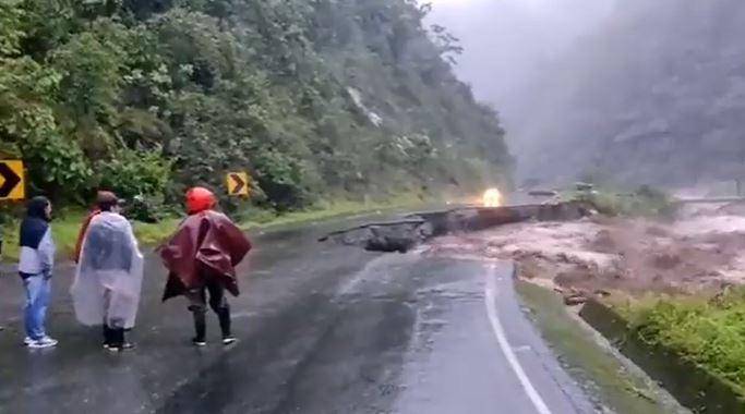 Creciente de un río destruye tramo de la vía Pujilí-La Maná