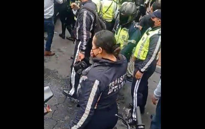VIDEO: Fuerte pelea entre policías y agentes de tránsito en el centro histórico de Quito