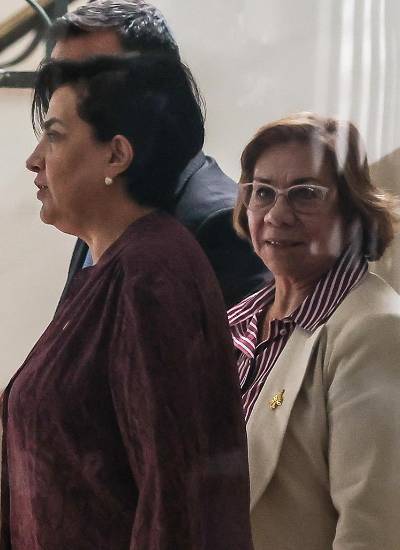 La canciller de Ecuador, Gabriela Sommerfeld (i), camina junto a su homóloga de Colombia, Rosa Villavicencio, tras una reunión este viernes, en Quito.