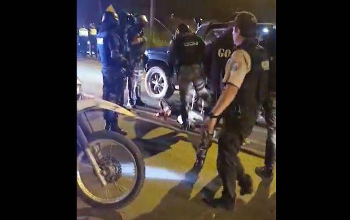 Momento de la detención de sujetos con 108 fusiles.