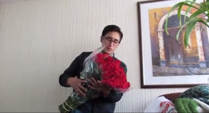 El viral video de un joven quiteño pidiendo a una chica que sea su novia