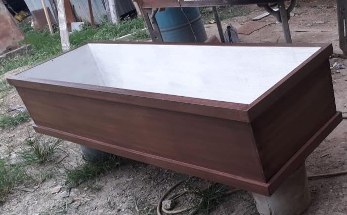 Empresas ofrecen ataúdes de madera a bajos precios