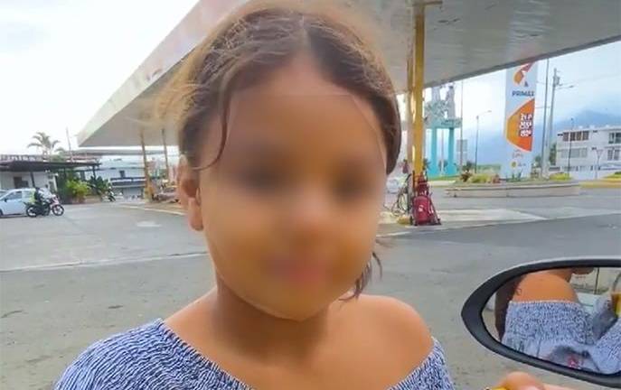 Niña que habla 4 idiomas y vende caramelos en Portoviejo se viraliza en redes