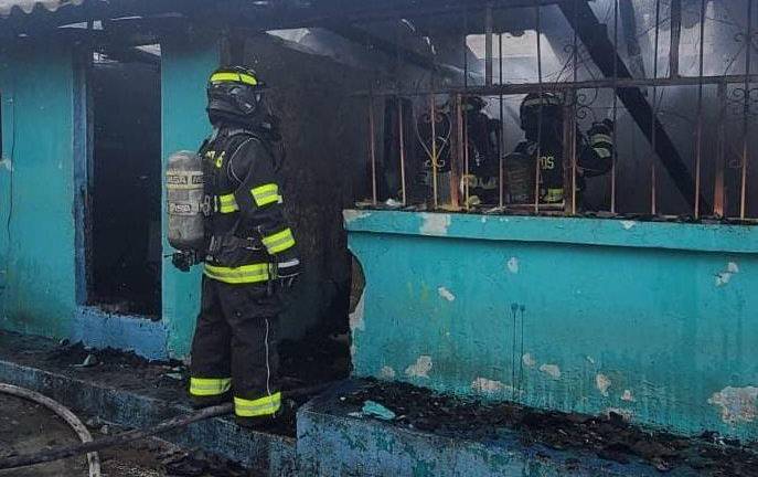El equipo del Cuerpo de Bomberos de Quito controló el incendio estructural en Calderón.