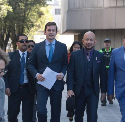 Esteban Torres junto a su bancada de ADN acudieron a la Fiscalía en Quito.