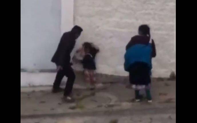 Graban a hombre mientras golpeaba a una niña y a su madre en Cañar