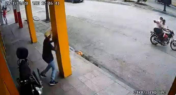 Un sujeto se salvó de morir acribillado tras refugiarse en un pilar de concreto