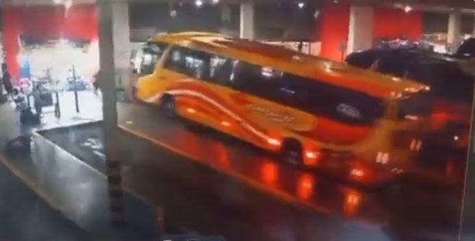 Bus interprovincial rebasó tope de seguridad e hirió a dos personas en Guayaquil