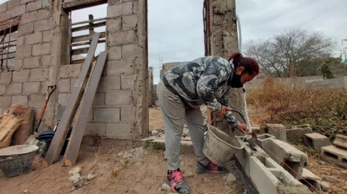 $!No pudo pagar el alquiler, y construyó un hogar para sus hijos usando lo que tenía a su alcance