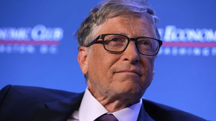 ¿Está Bill Gates intentando reducir la población mundial por medio de las vacunas?