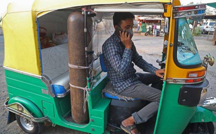 Un conductor de tuk-tuk en India convierte su vehículo en ambulancia para pobres