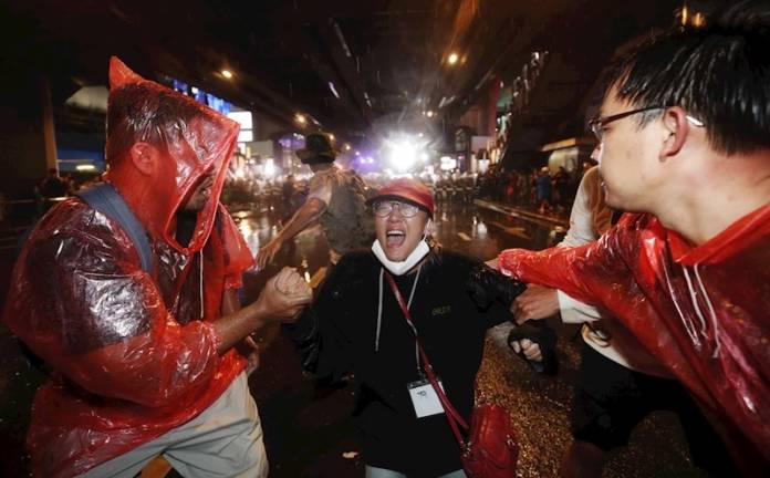 Estudiantes fueron rociados con cañones de agua en medio de protestas en Bangkok