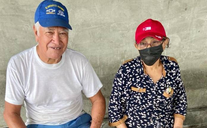 “Solo queremos ser felices”: dos abuelos que se ganan la vida bajo un puente en Guayaquil
