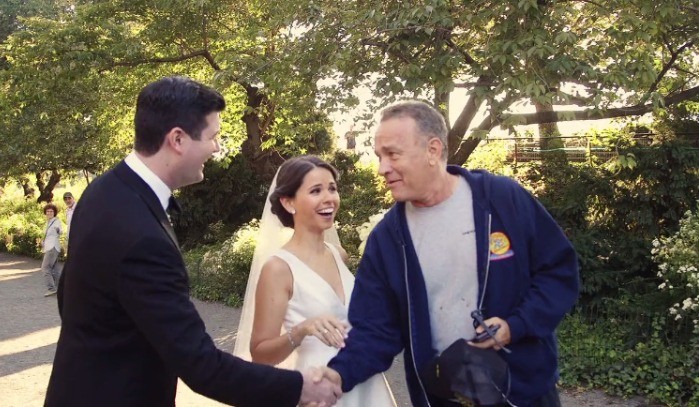 Novios se encuentran con Tom Hanks en plena sesión de fotos