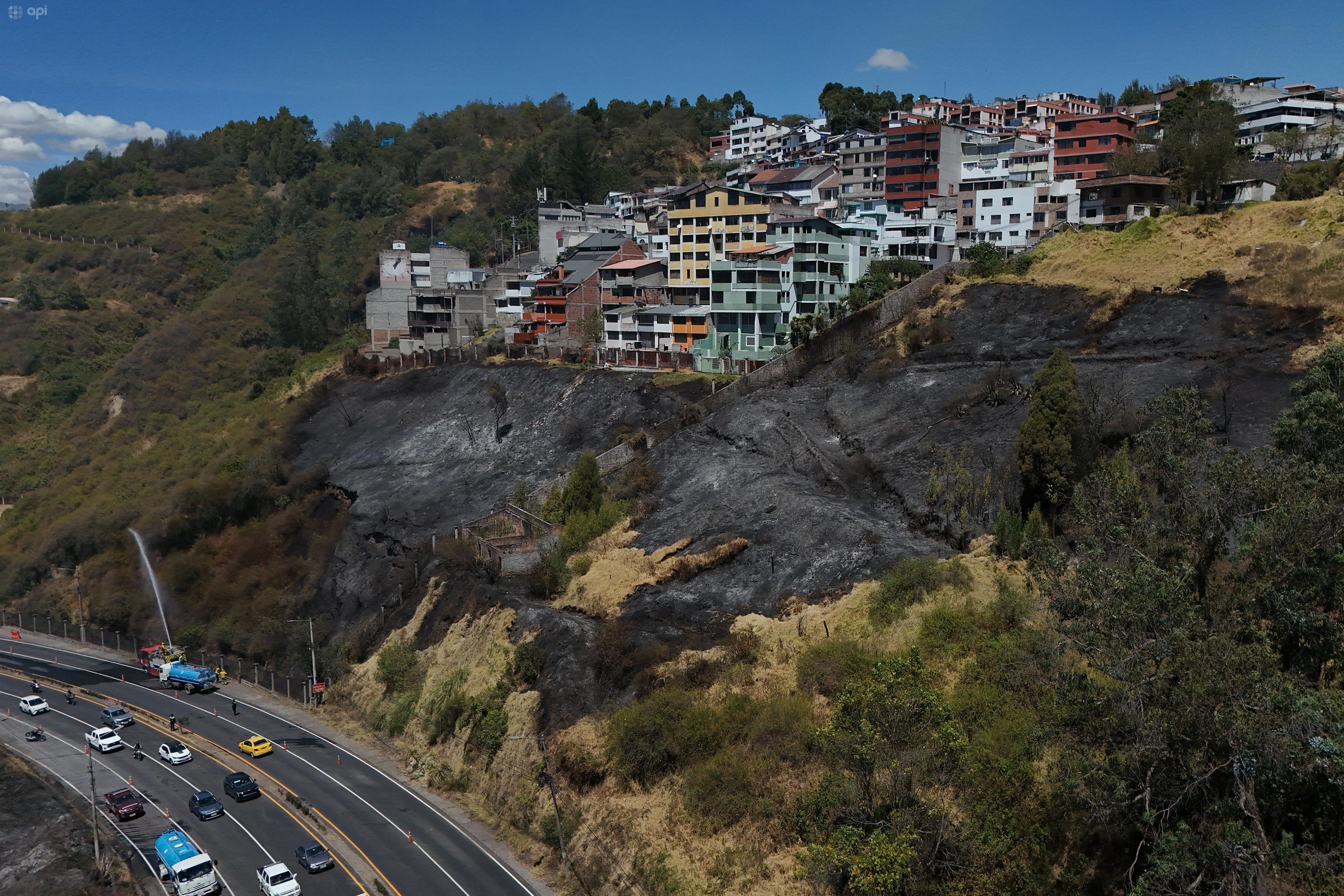 Pichincha y Carchi concentran la mitad de los ocho incendios forestales activos en Ecuador