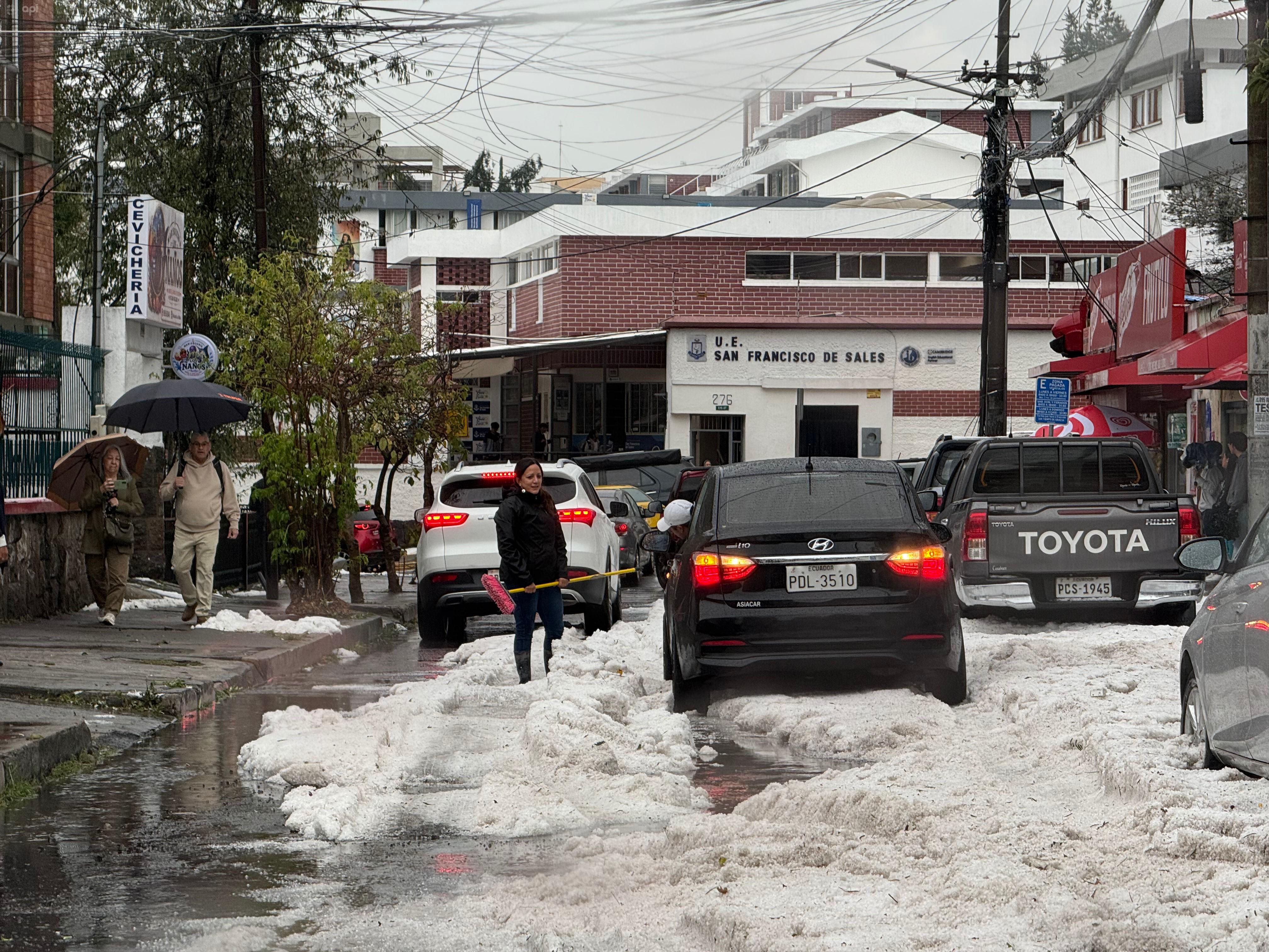 Lluvias con granizo en Quito obligan a restringir circulación en túneles, viaductos y avenidas