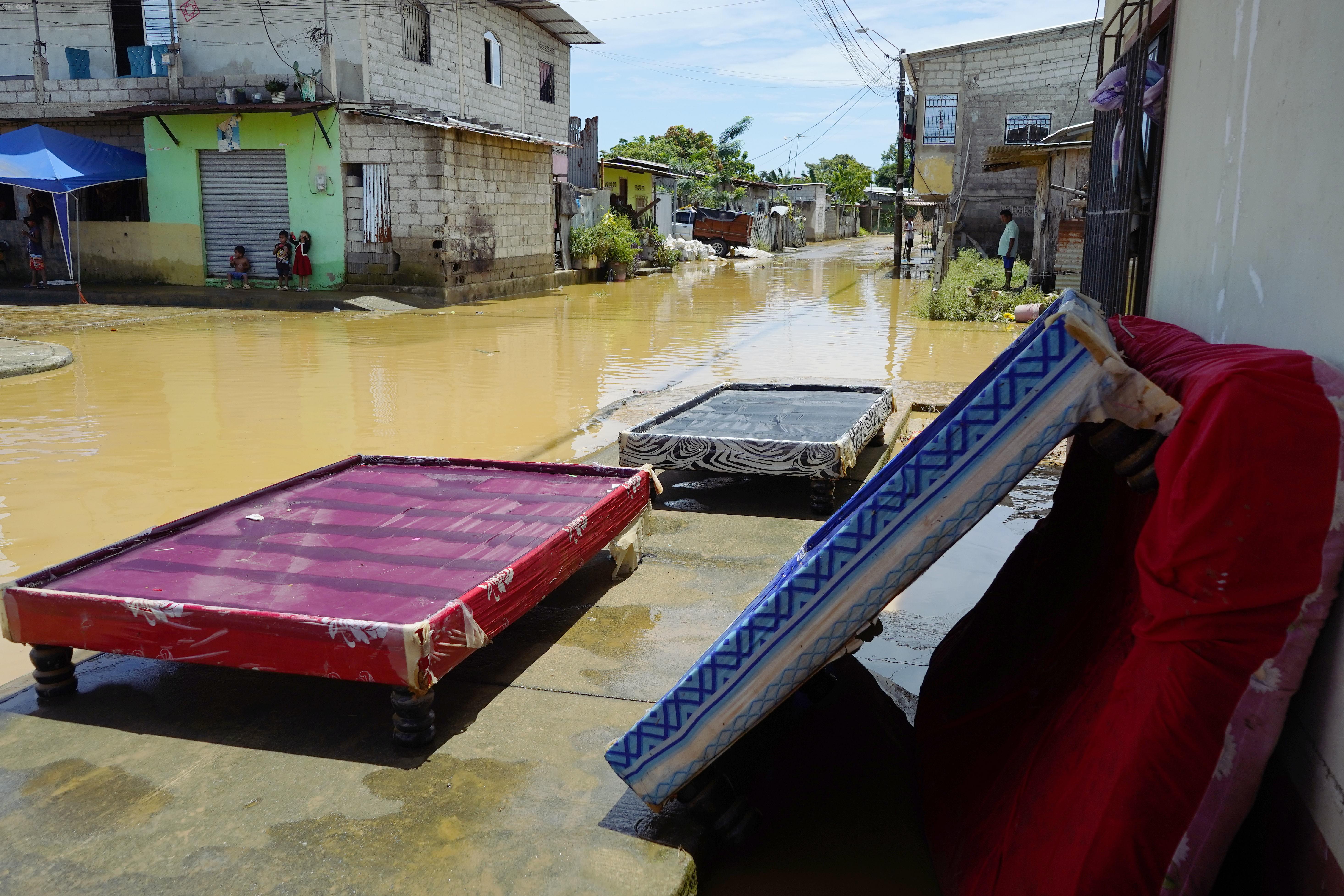 Ecuador enfrenta desbordamientos de ríos en seis provincias en medio de fuertes lluvias
